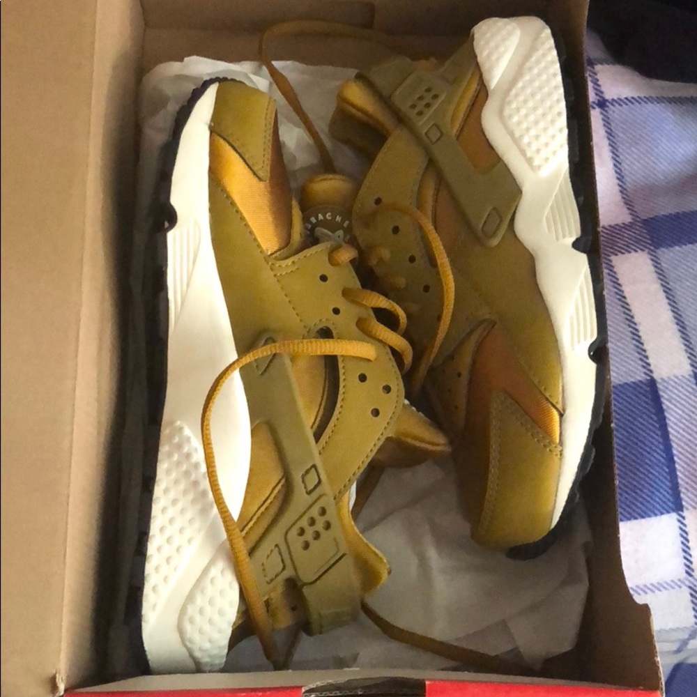 Gold Huarches.